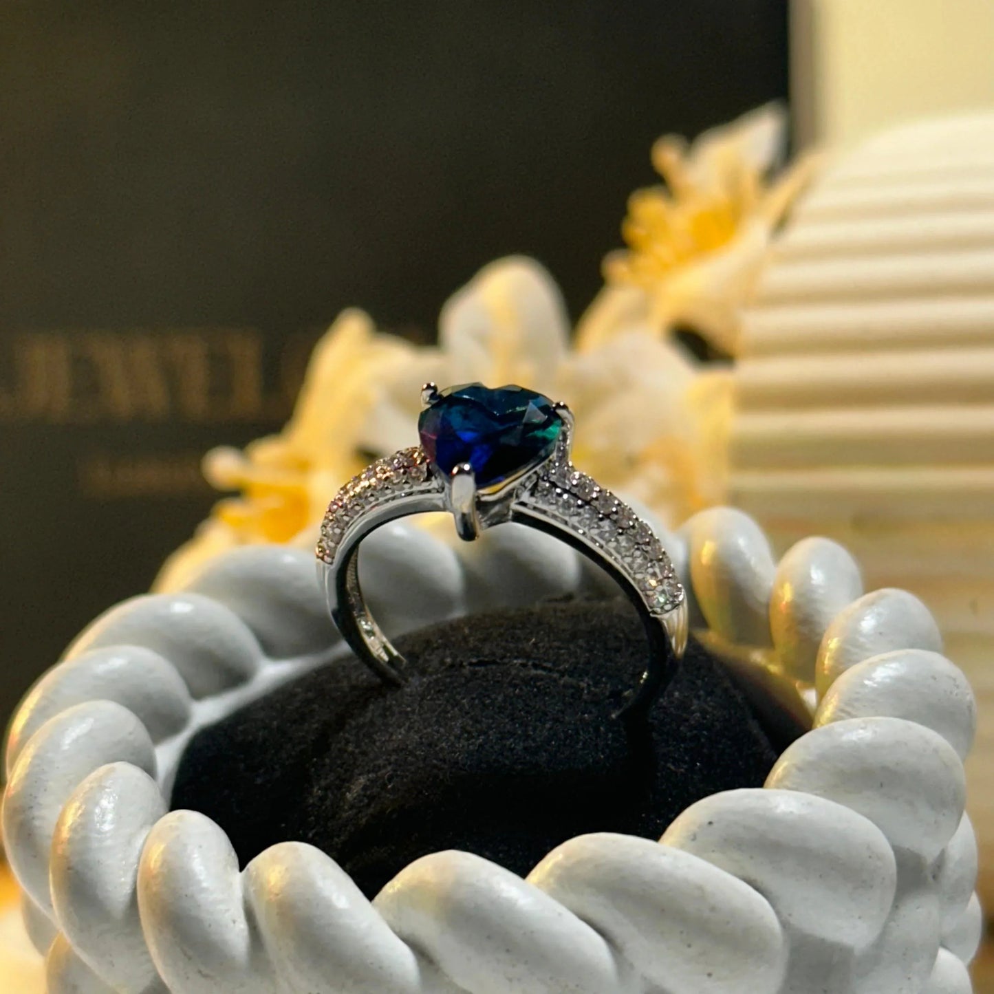 Amoura   | American Daimond / Zircon Ring